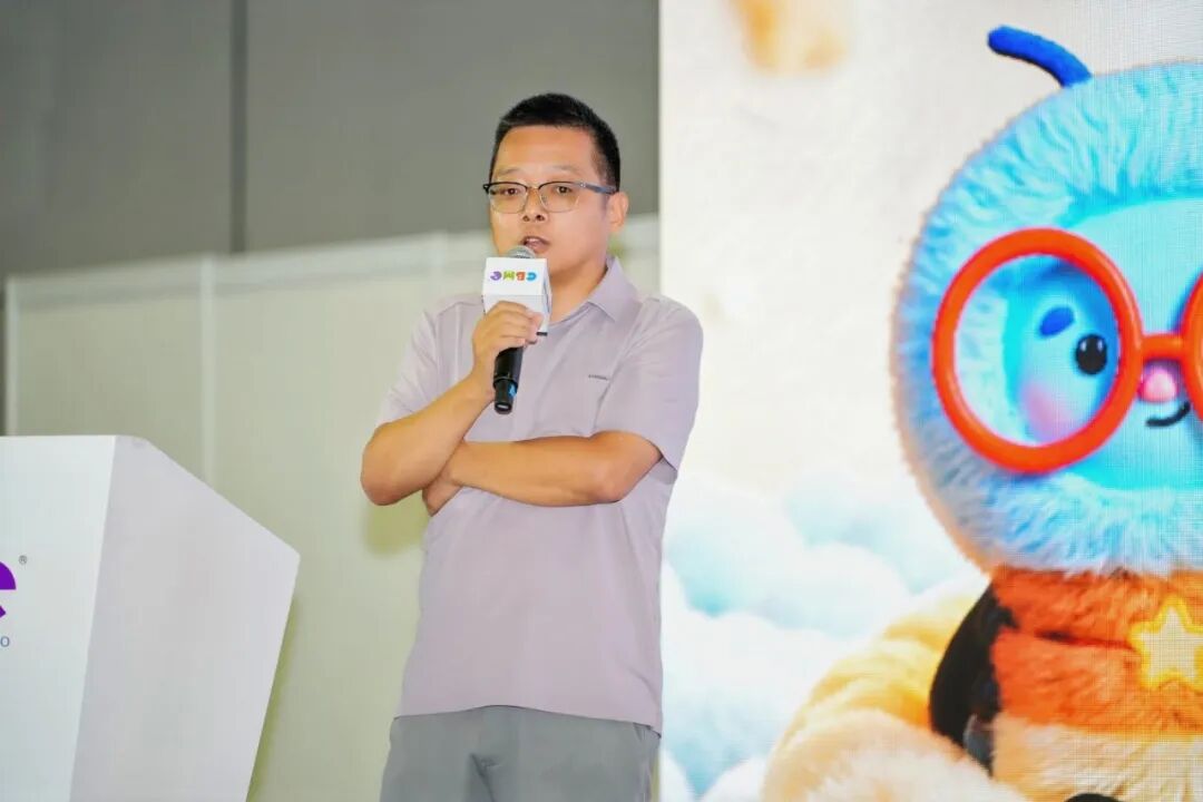 荣信文化携“闪闪AI智能陪伴玩偶”亮相CBME,以AI重构亲子阅读新生态