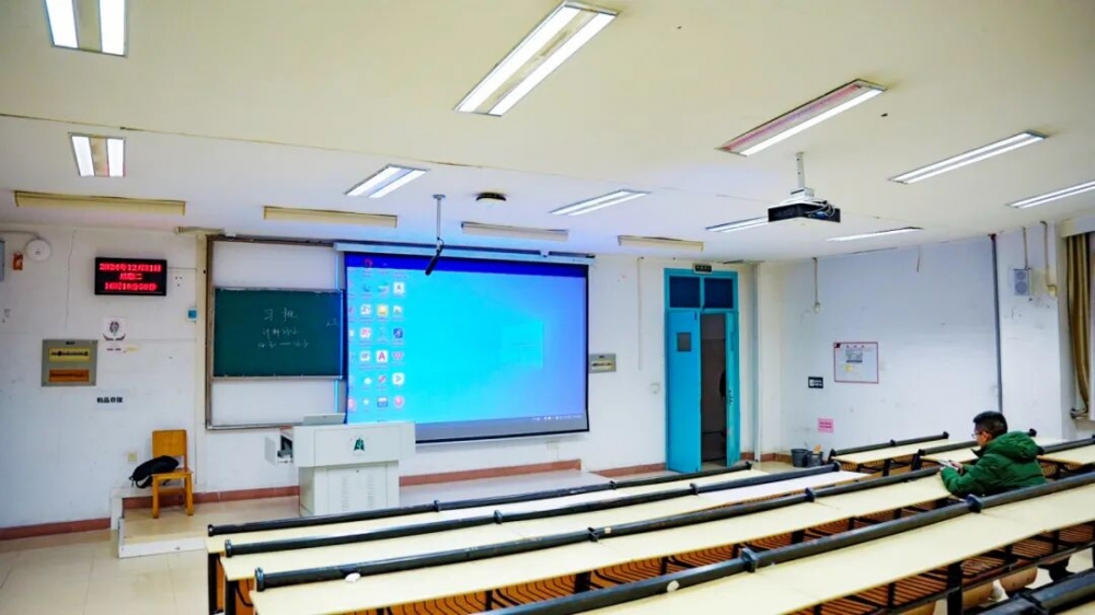 多校中标!光峰激光投影护航多地智慧教室建设