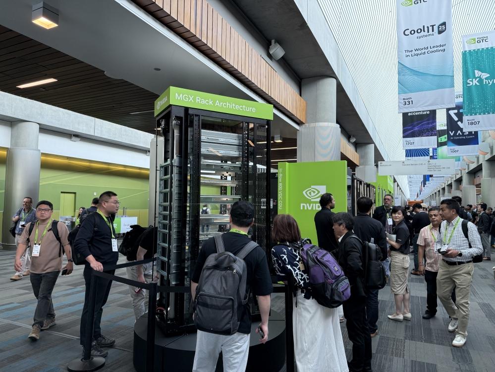 蓝思科技携手元拾科技 重磅推出全景智显 AI 机柜