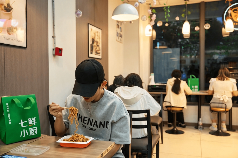 七鲜小厨专供菜上线十足便利店，新鲜现炒赋能线下零售